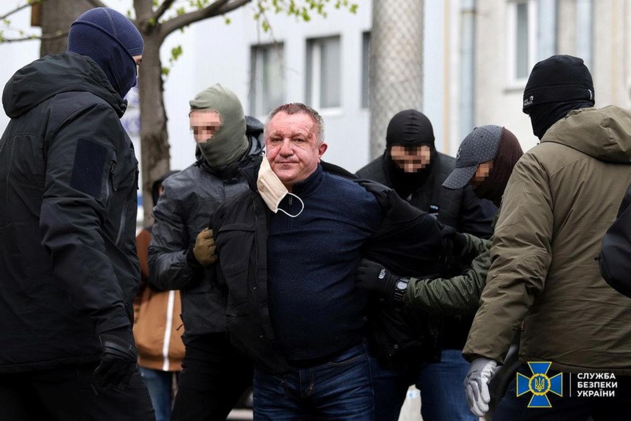 Ukrainian law enforcement officers detain a Security Service (SBU) general Valery Shaitanov in Kiev