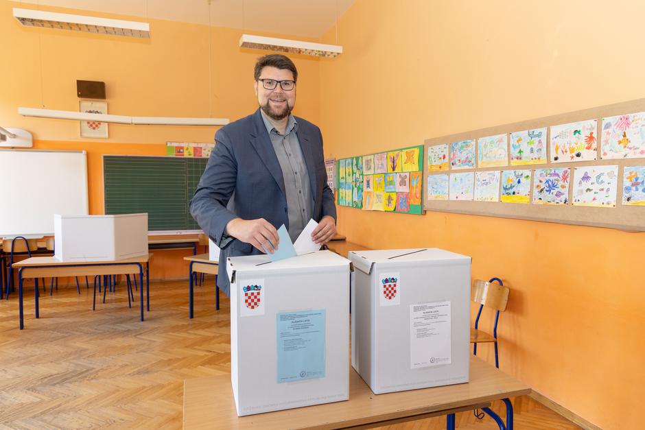 Pula: Kandidat za gradonačelnika Peđa Grbin glasovao u drugom krugu lokalnih izbora
