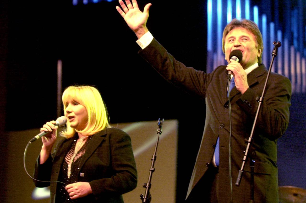 ARHIVA - Zagreb: 29.05. 2004., umro poznati hrvatski kantautor i pjeva? Ivica Šerfezi