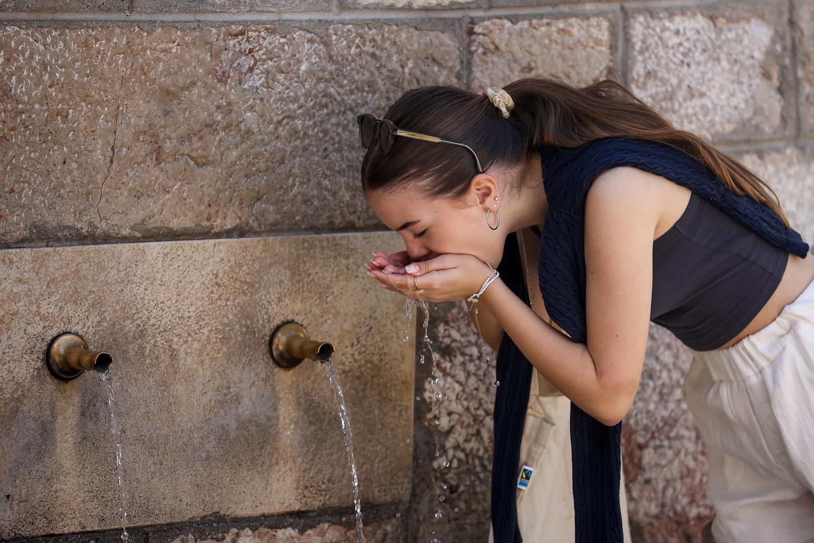 S druge strane, nedavna studija pokazala je da nedovoljna konzumacija vode povećava rizik od smrti kod sredovječnih ljudi za 20%. Smith kaže da je većina nas kronično dehidrirana. ‘Često brkamo glad i žeđ. Žeđ je odgođena reakcija; pa ponekad, ako mislite da ste gladni, a upravo ste jeli, možda ste zapravo žedni’, objašnjava ona, ‘Većina nas nema taj osjećaj žeđi dok malo ne dehidriramo’.