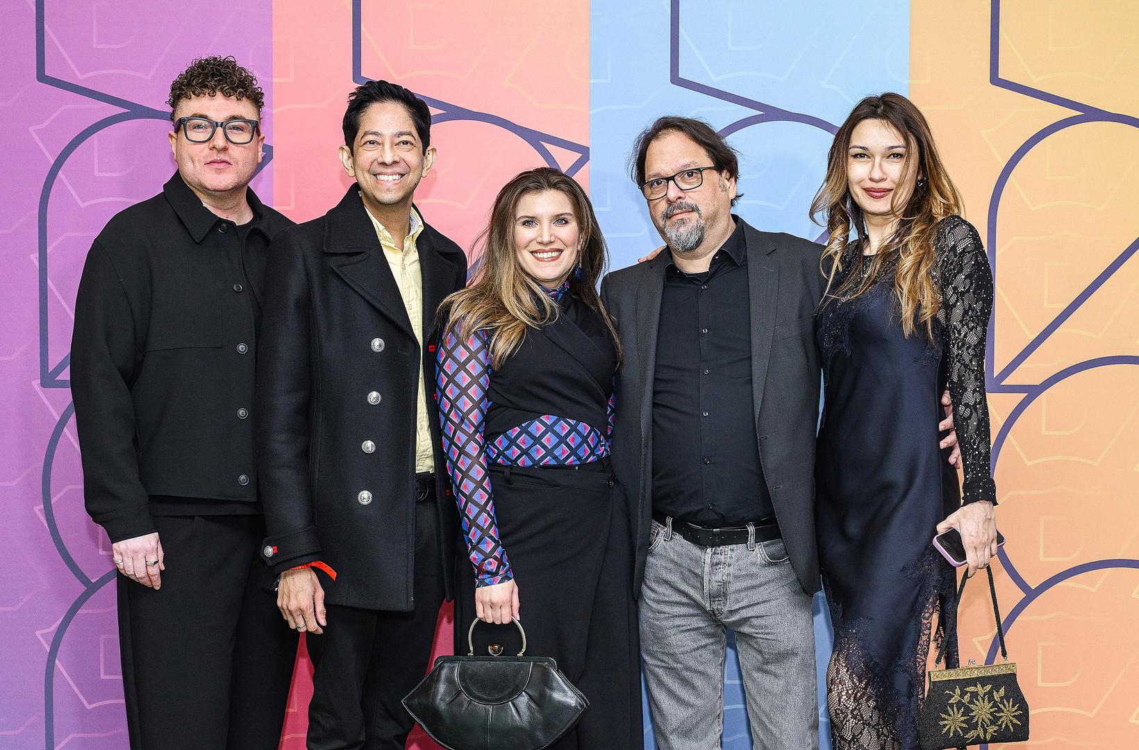 Večeras se u Zagrebu održava finalna večer Dore 2026. na kojoj ćemo saznati tko će Hrvatsku predstavljati ove godine na Eurosongu u Beču. Uoči samog početka finala Prisavljem su prošetale brojne poznate osobe. Među prvima pojavio se Tomislav Štengl, urednik Dore. Tomislav Štengl