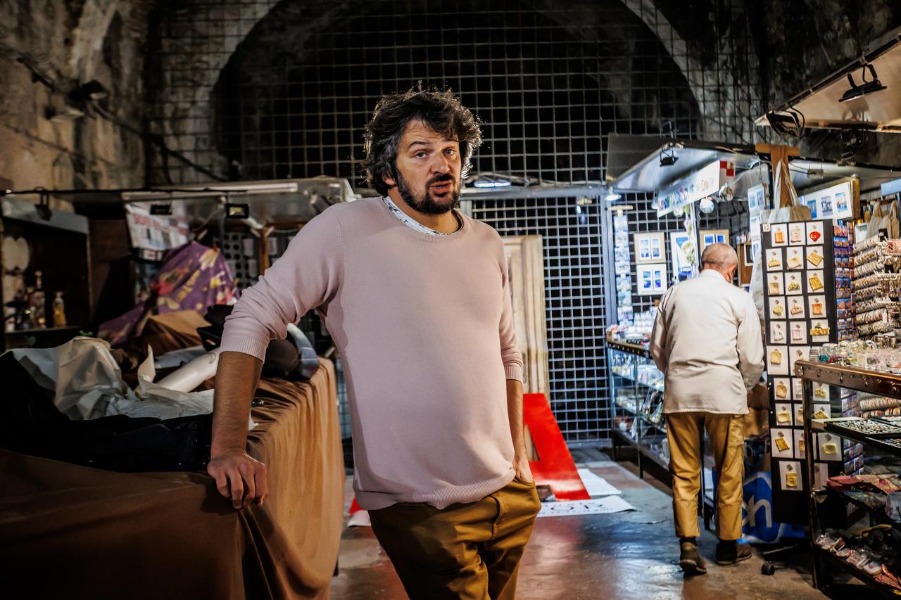 Split: Unatoč zabrani postavlja se izložba ispred zatvorenih vrata Dioklecijanovih podruma