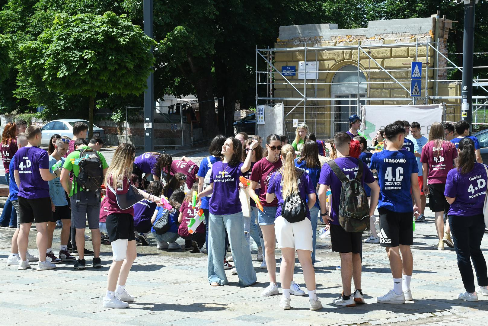 24.05.2024., Sisak - Sisacki srednjoskolci bucno su na gradskim ulicama proslavili zavrsetak skolovanja. Photo: Nikola Cutuk/PIXSELL