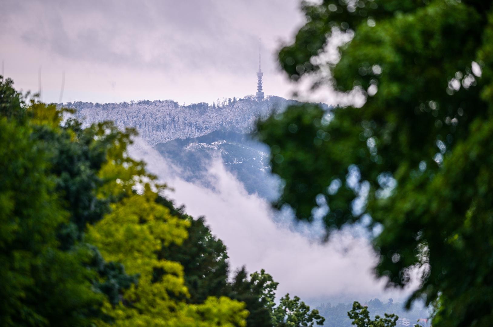Iako nije čest meteorološki događaj, snijeg na Sljemenu nije čudo u svibnju.