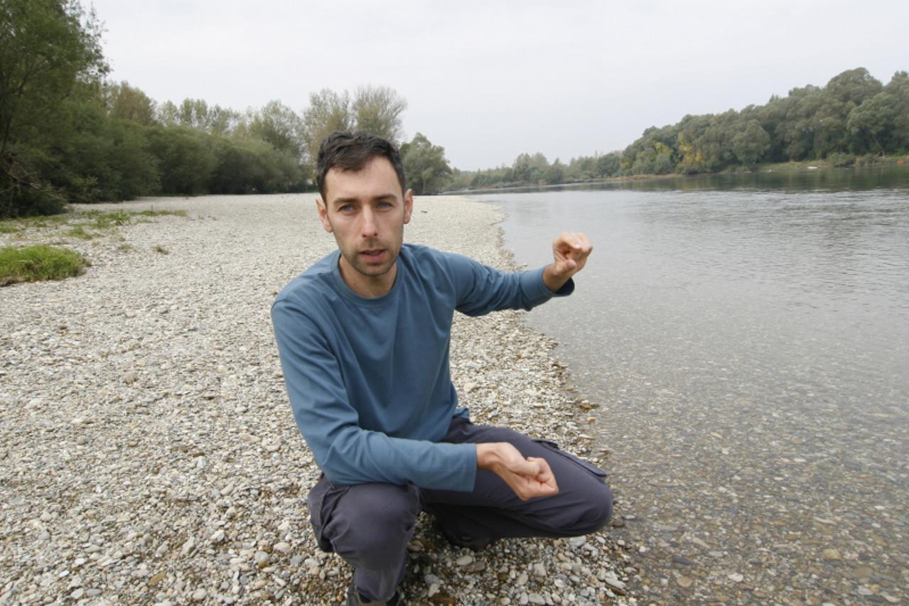 'Koprivnica, 13.10.2010 - Biolog Goran Safarek tvrdi da je plan Hrvatskih voda da reguliraju tok rijeke Drave kod usca s rijekom Murom samo paravan za nezakonitu zaradu i da ce katastrofalno utjecati 