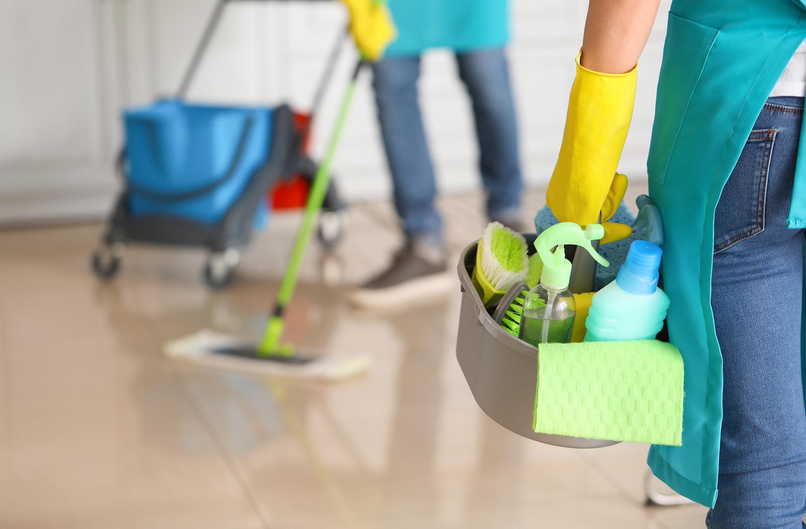 Svi tražimo načine da čišćenje učinimo bržim i lakšim. No, vjerovali ili ne, ponekad vam korištenje određenih 'prečaca' dugoročno otežava. Vrijeme je da se riješite određenih navika prilikom čišćenja, kako biste brže došli do čišćeg doma. Stručnjak za čišćenje otkrio je u čemu biste sve mogli griješiti, piše The Spruce.