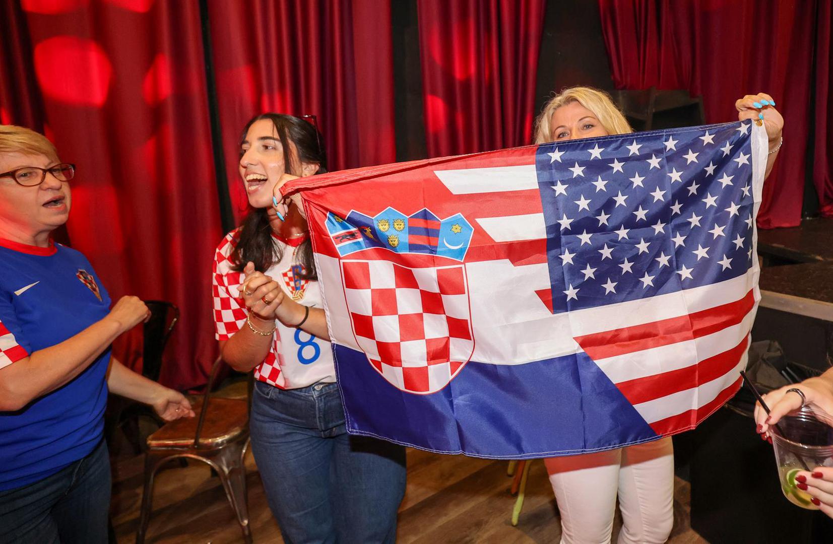 Zabava je privukla velik broj navijača, a mnogi su se fotografirali s poznatim gostima koji su stigli podržati hrvatsku reprezentaciju.