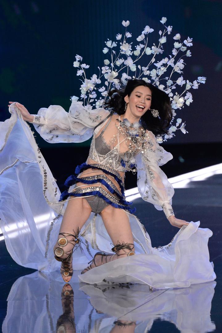 Anđelici Ming Xi dogodila se nezgoda od koje strahuju sve manekenke dok kroče modnom pistom. Naime, haljina joj je u jednom trenutku zapela za potpeticu, spotakla se i pala.