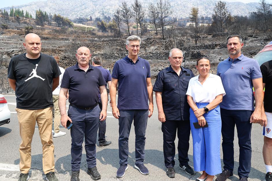 Premijer Andrej Plenković u obilasku požarišta u Omišu
