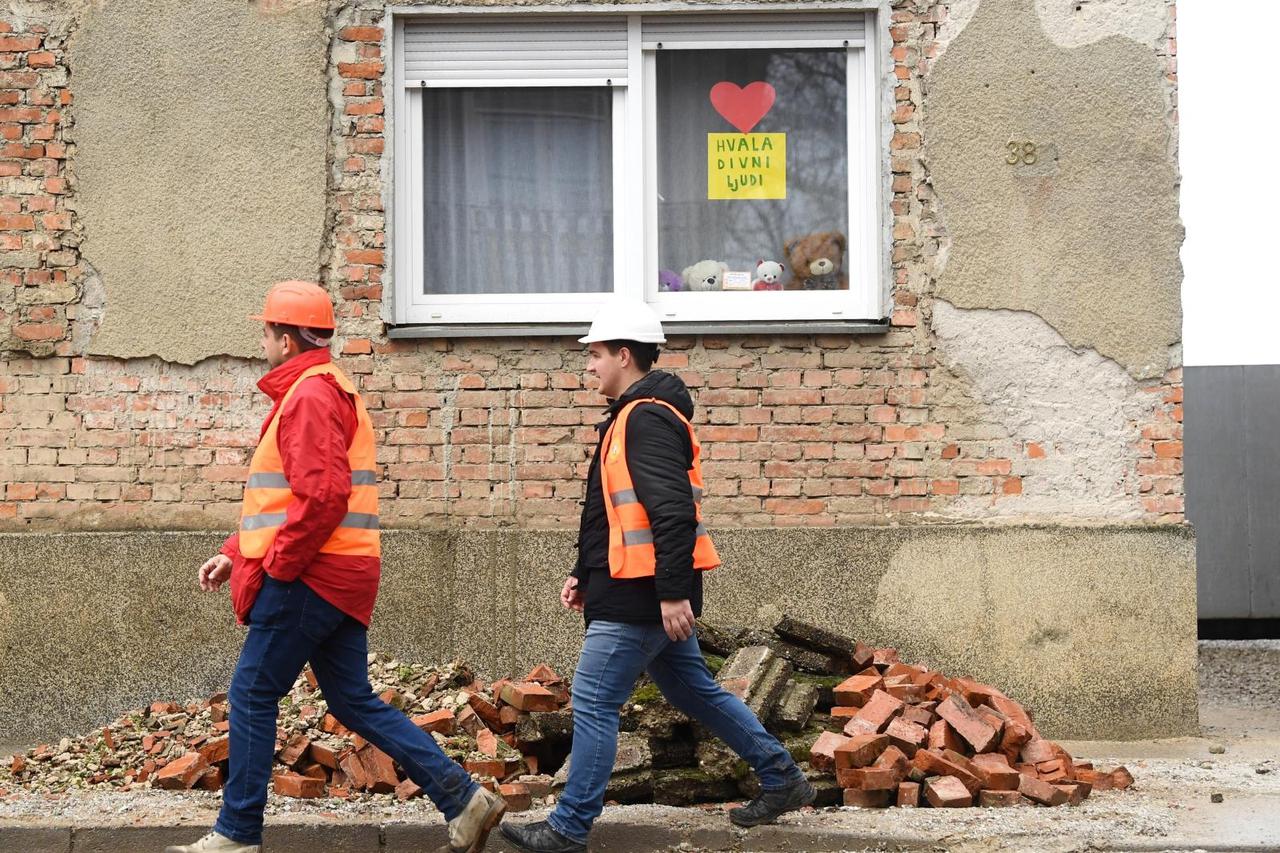 Petrinja: Poruka zahvale na prozoru obiteljske kuće