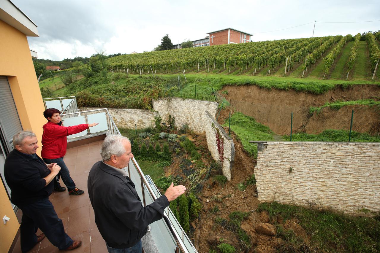  Potpornji zid usljed pritiska namocene zemlje nije izdrzao te se urusio u dvorista stanara.  Photo: Robert Anic/