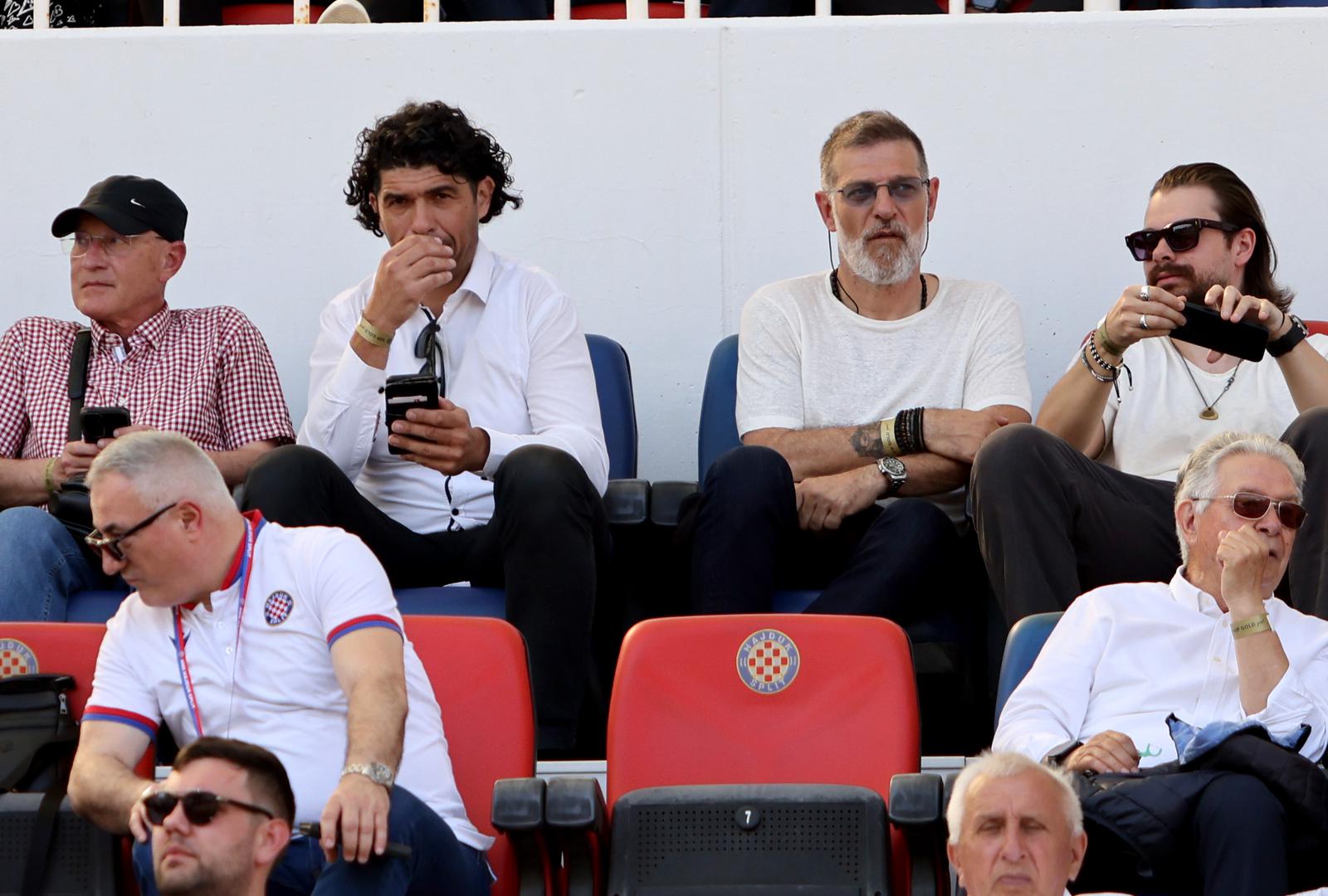 Veliki derbi na Poljudu između Hajduka i Dinama jučer su s tribina pratile i brojne poznate osobe, među kojima i bivši izbornik naše nogometne reprezentacije Slaven Bilić