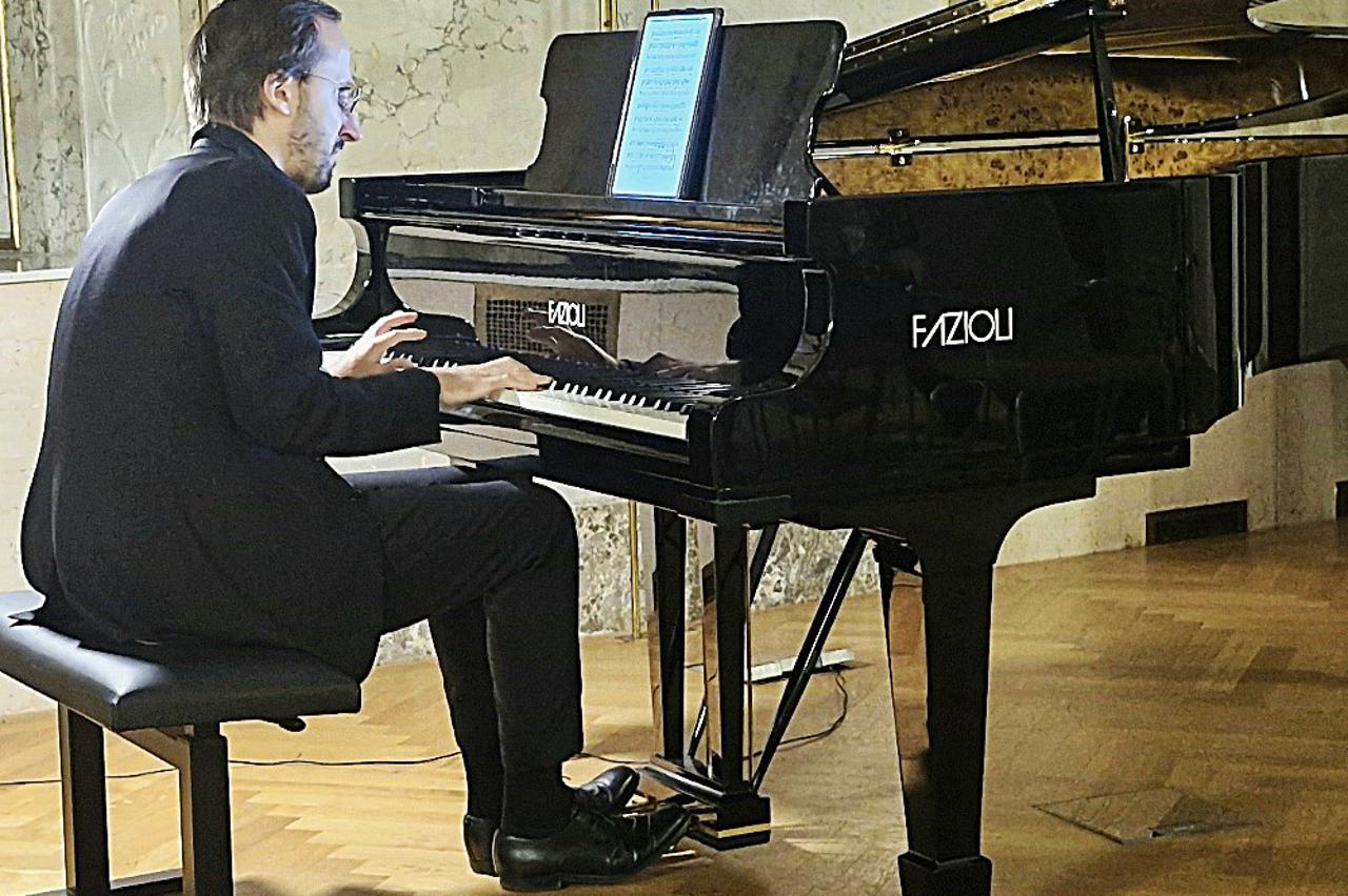 Pijanist L. Marušić