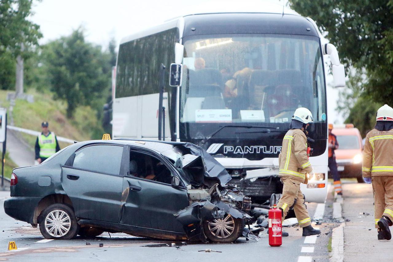 Karlovac: U sudaru autobusa i osobnog automobila smrtno stradala jedna osoba