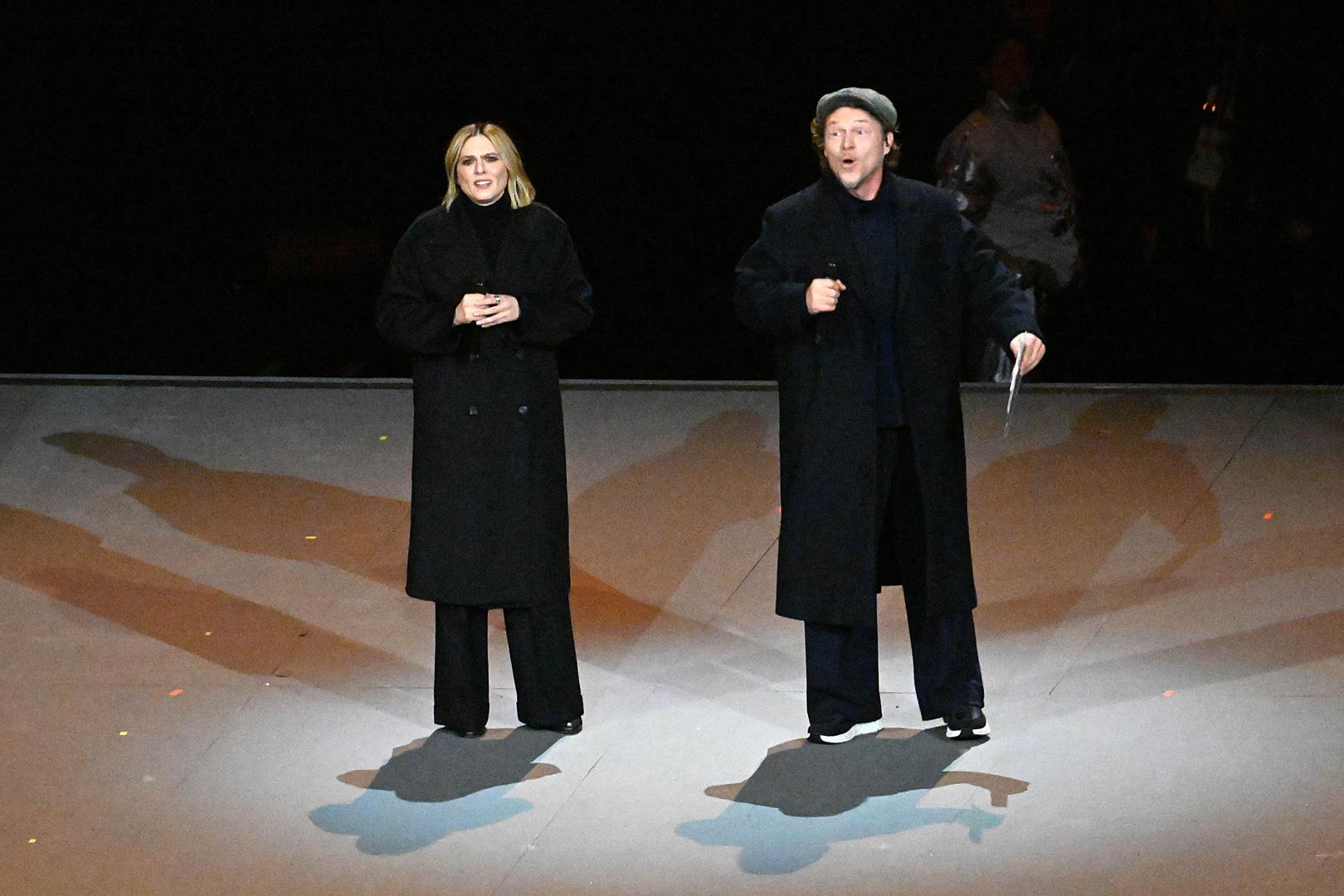 Plesači odjeveni u bijelo ispunili su pozornicu dok su deseci tisuća gledatelja svojim mobitelima stvorili jedinstven ugođaj, najavljujući festival koji će okupiti gotovo tri tisuće sportaša iz devedeset i dvije zemlje.