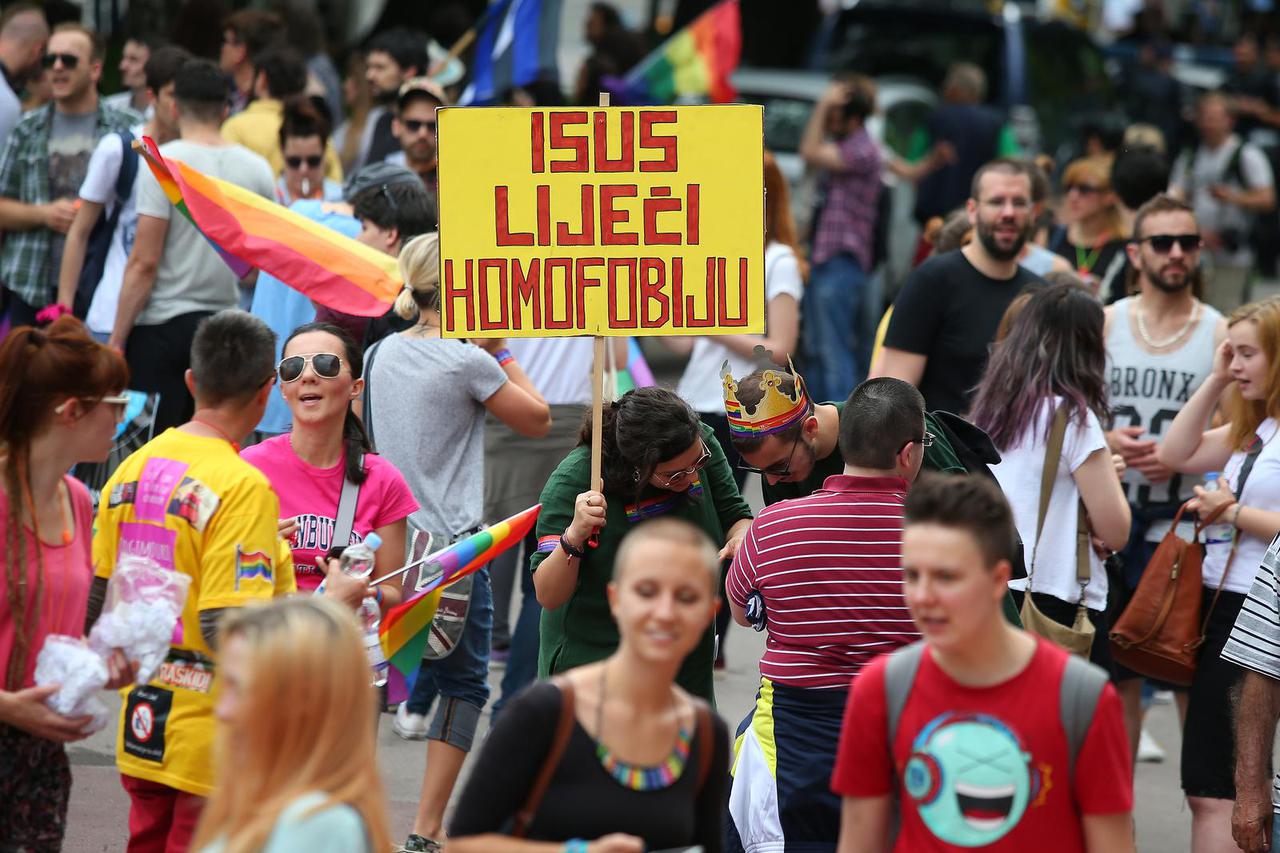 Zagreb: XV. Povorka ponosa LGBTIQ osoba i obitelji pod sloganom Još Hrvatska ni' propala