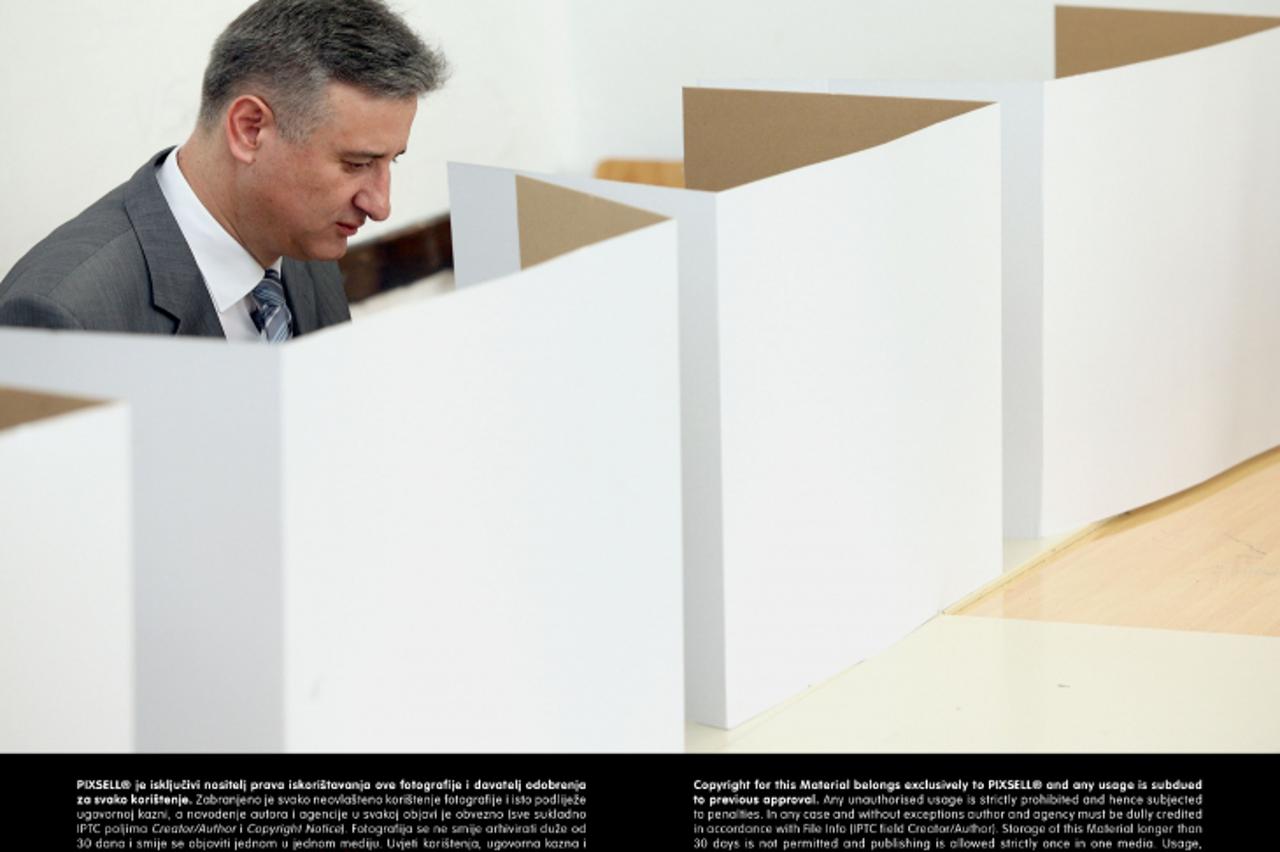 '14.04.2013., Zagreb - Predsjednik HDZ-a Tomislav Karamarko glasovao je na izborima za Europski parlament na glasackom mjestu u Krizanicevoj ulici.  Photo: Patrik Macek/PIXSELL'