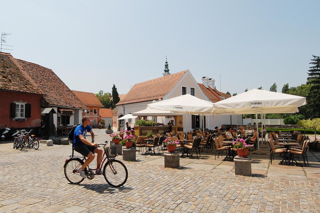 '15.07.2010., Stancicev trg, Varazdin, Stanari ulica koje vode prema trgu Miljenka Stancica zale se na buku koja se u nocnim satima stvara u nocnom baru Mea Culpa Photo: Marko Jurinec/PIXSELL'