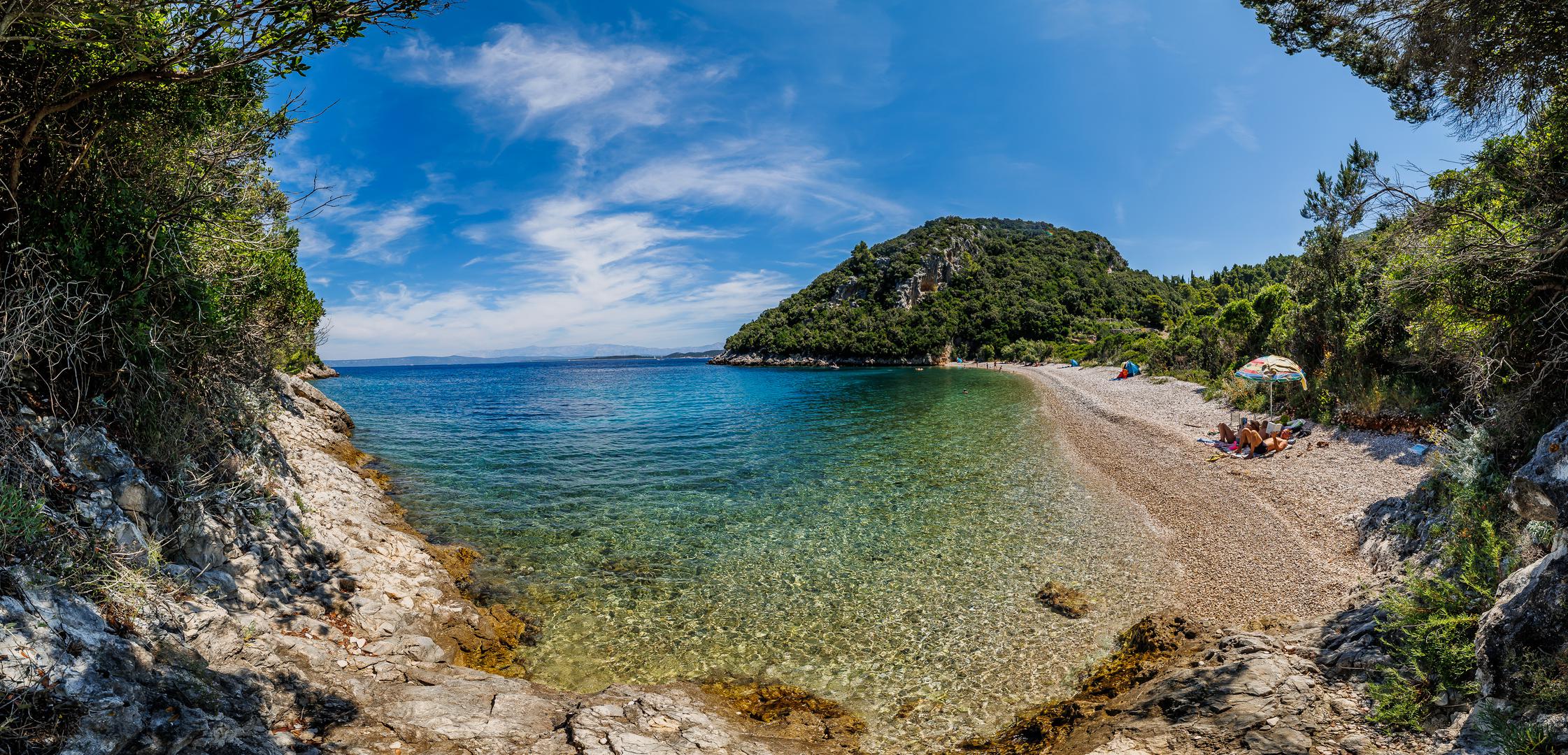 Na sjevernoj strani otoka Korčule, kod mjesta Račišće i nekoliko stotina metara od uvale Vaja, skriva se jedna od najljepših šljunčanih plaža na otoku - uvala Samograd. 