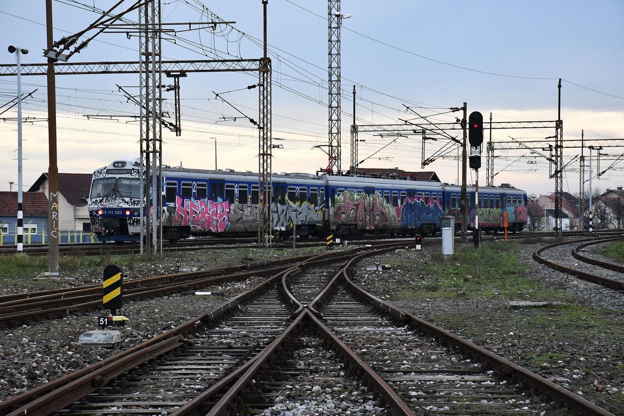 Slavonski Brod: U blizini željeznickog kolodvora od strujnog udara teško ozlijeđen mladić