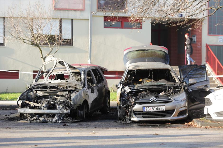 Izgorjela dva automobila