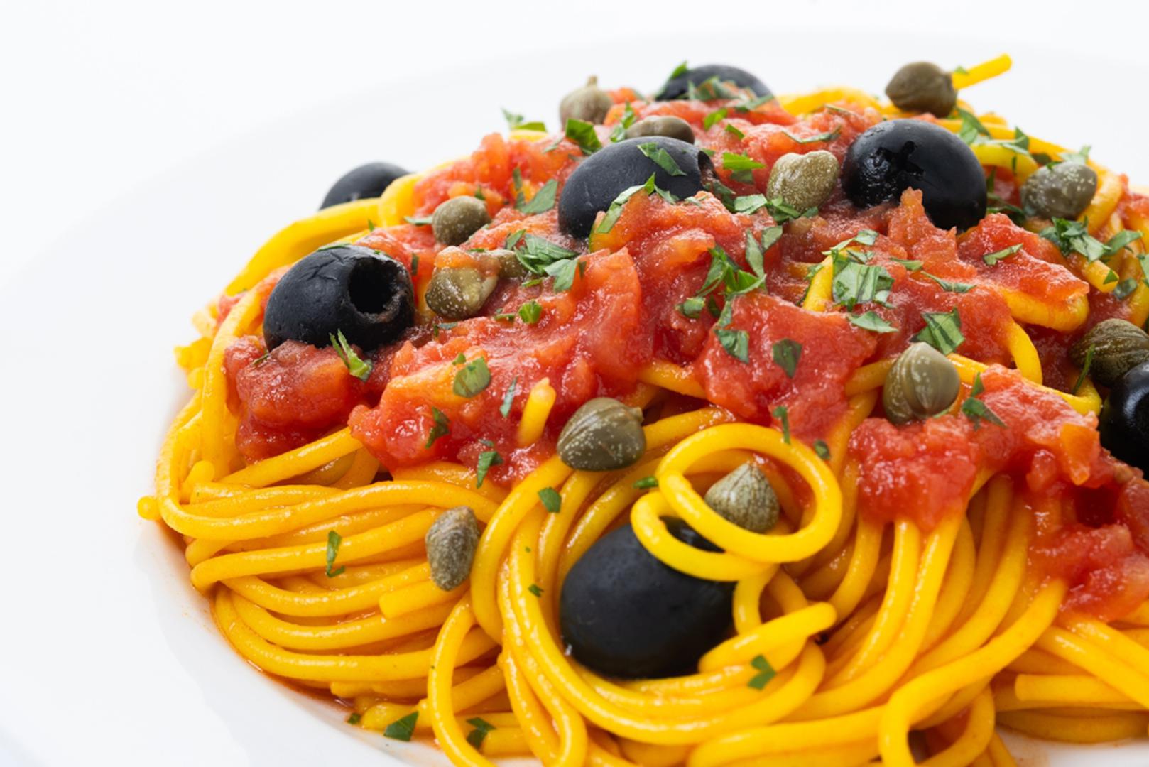 Puttanesca tjestenina s maslinama: Na maslinovu ulju kratko zagrijte češnjak i čili, dodajte rajčicu iz konzerve, kapare i crne masline pa pirjajte 10-ak minuta. Umiješajte kuhanu tjesteninu i malo vode od kuhanja da se umak lijepo poveže. Završite s peršinom i, ako imate, s malo naribanog tvrdog sira. Ovo je recept koji spašava večeru kad 'nema ničega u hladnjaku', a zapravo ima svega.