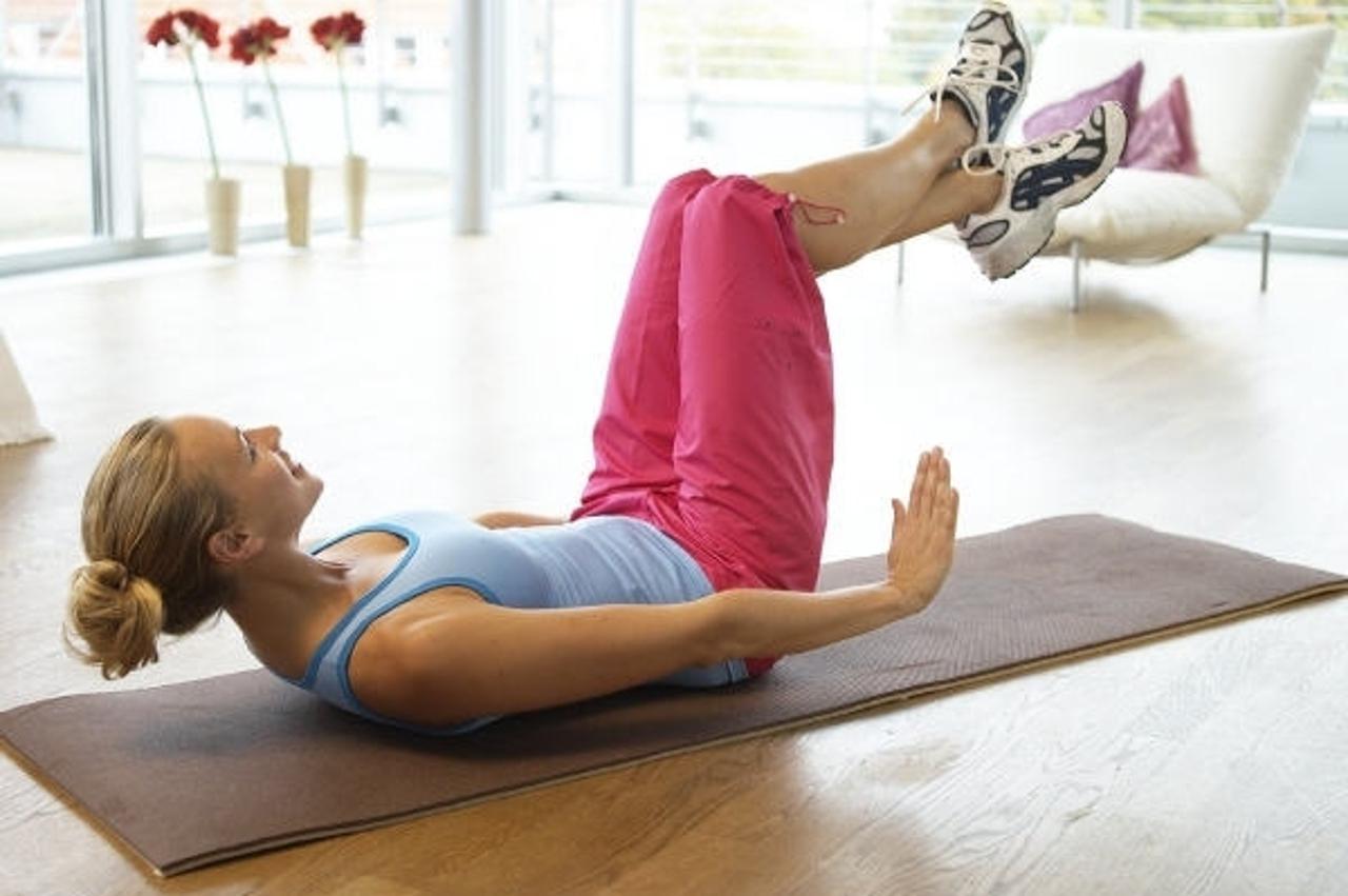 'vjezbanje vjezba tjelovjezba fitness zdravlje dijeta sreca veselje radost ljeto odmor rekreacija zena trbuh dom kuca stan stanovanje pod parket raspolozenje tenisice prostirka'