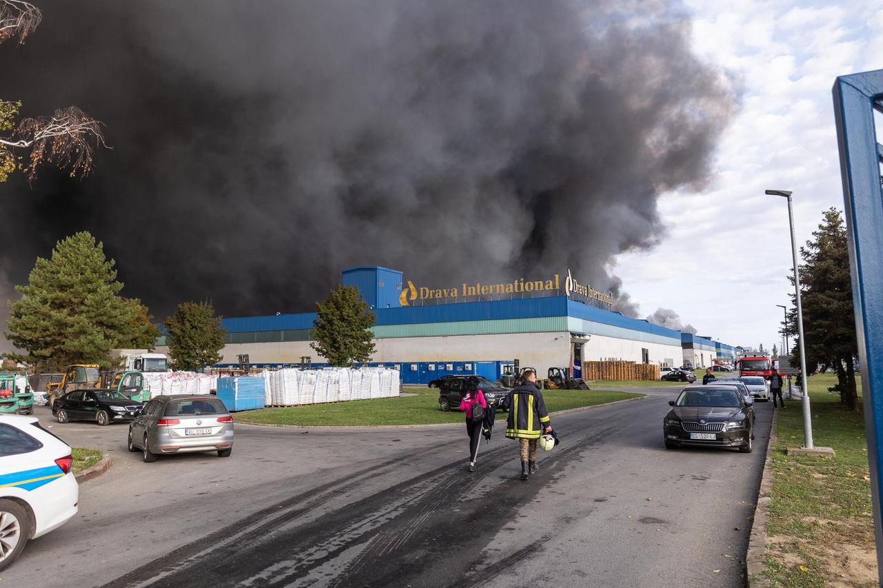 Osijek: Usporeno je širenje velikog požara u osječkoj tvrtki za preradu plastike "Drava International"