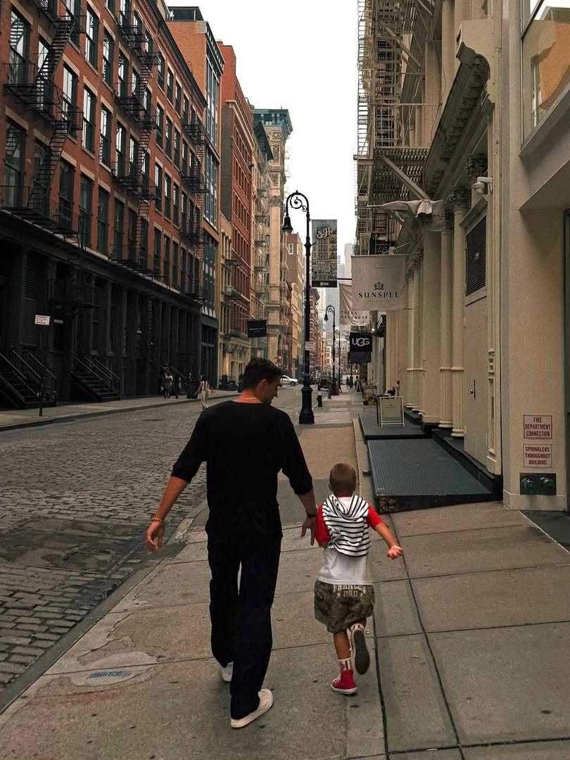 Hrvatski nogometni reprezentativac Mateo Kovačić je pratiteljima pružio rijedak uvid u život izvan terena, podijelivši kolaž fotografija s odmora, od šetnje New Yorkom do igre s djecom. 