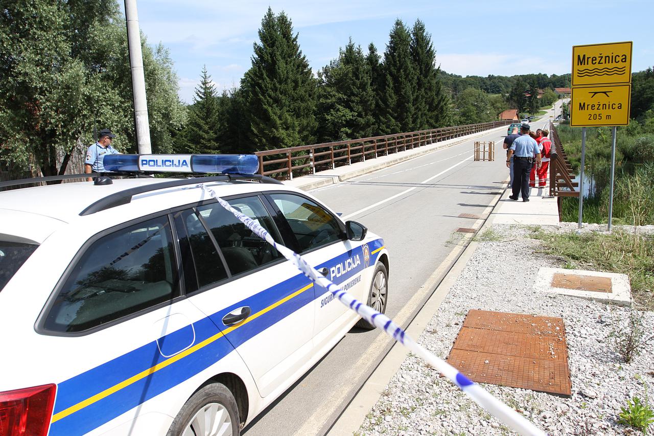 24.07.2014., Duga Resa - Oko 13.10 sati pored mosta na obali rijeke Mreznice u Belavicima pronaden je les nepoznate muske osobe. Policijski ocevid na mjestu nesrece. Photo: Kristina Stedul Fabac/PIXSELL
