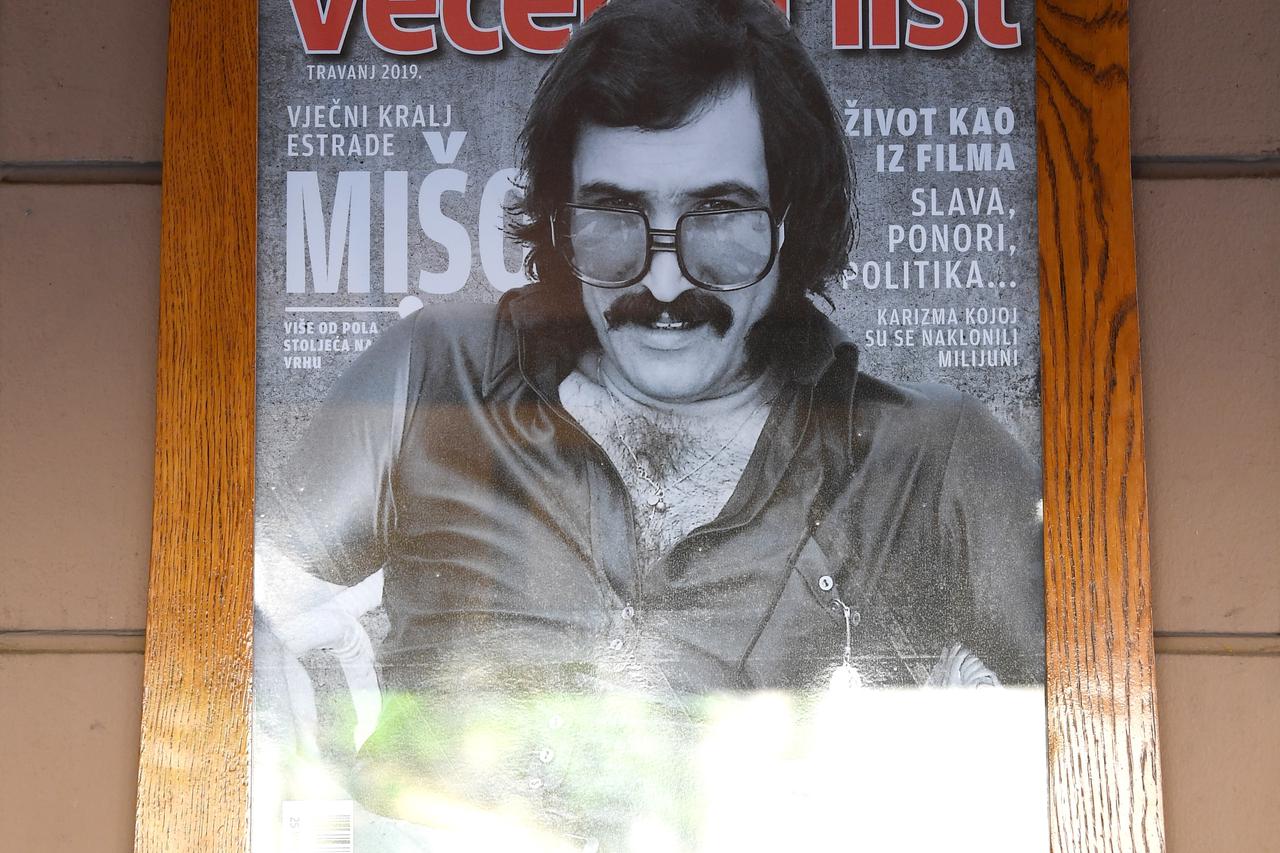 Uokvirena naslovnica specijala Večernjeg lista u kafiću Destino