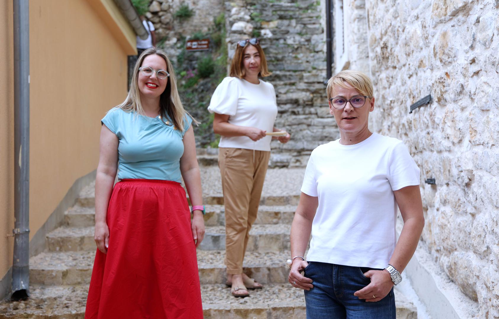 SKRADINSKE DAME Bernarda Marasović, Marija Marenzi i Katarina Šošić. Tu u Skradinu kupa se
u bočatoj vodi na plaži Krečana, najviše je izletnika koji brodom odlaze u NP Krka do Skradinskog
buka, a pogled s utvrde Turina je spektakularan. Kraj je meditativan i opušta turista
