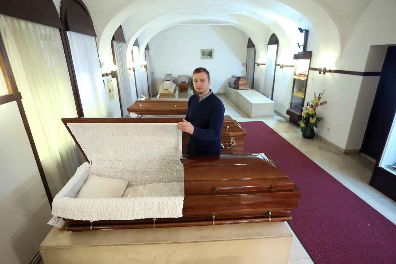 23.02.2017., Zagreb - Zoran Zecevic radi u pogrebnom poduzecu Zagreb u Radicevoj ulici.  Photo: Sanjin Strukic/PIXSELL