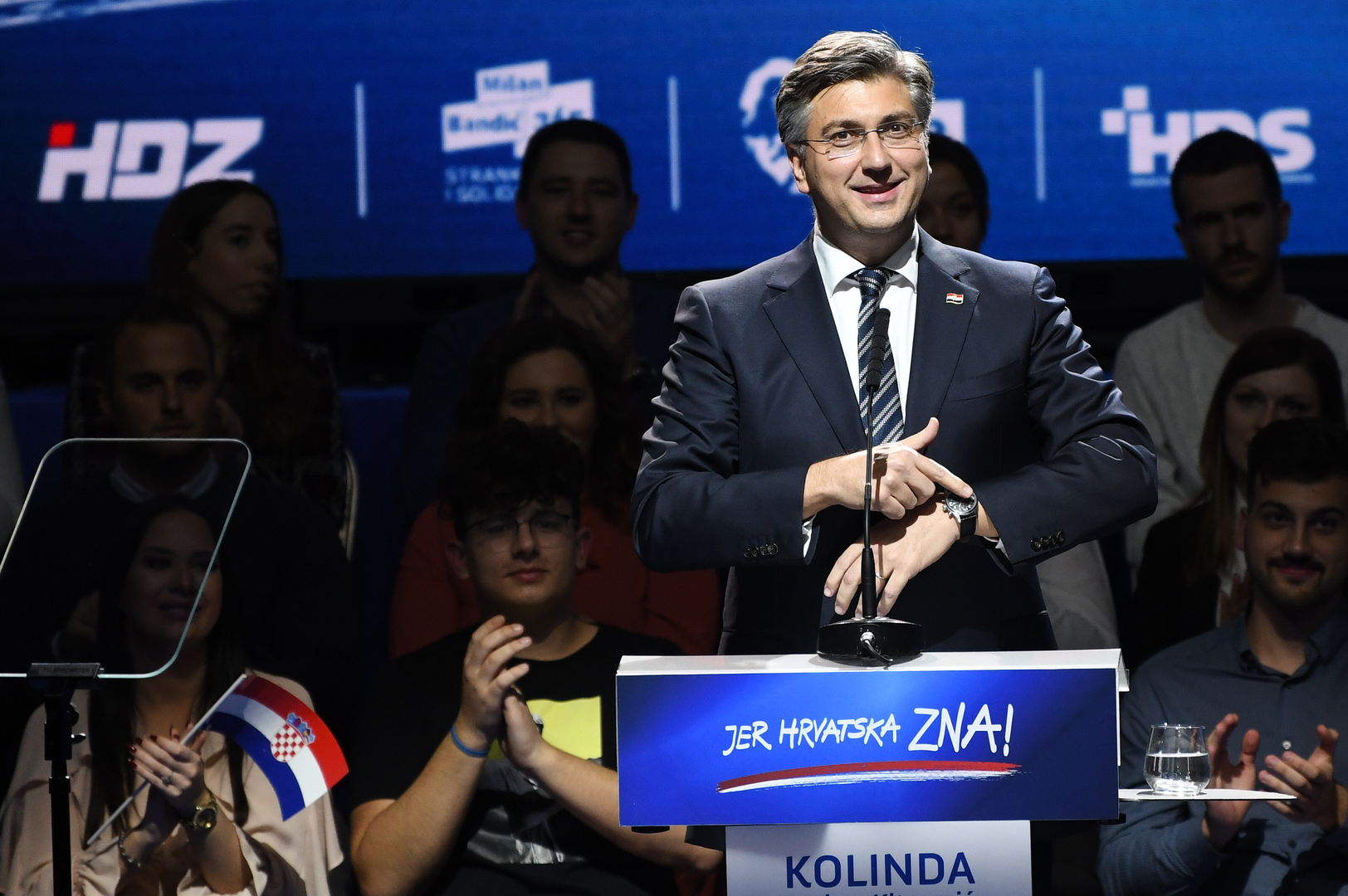No, Plenkovićevo desetljeće na čelu najveće hrvatske stranke obilježile su i brojne političke polemike. Kritičari mu zamjeraju snažnu centralizaciju vlasti, odnos prema aferama koje su potresale Vladu i stranku, kao i stil političkog upravljanja koji njegovi protivnici često opisuju kao previše dominantan.