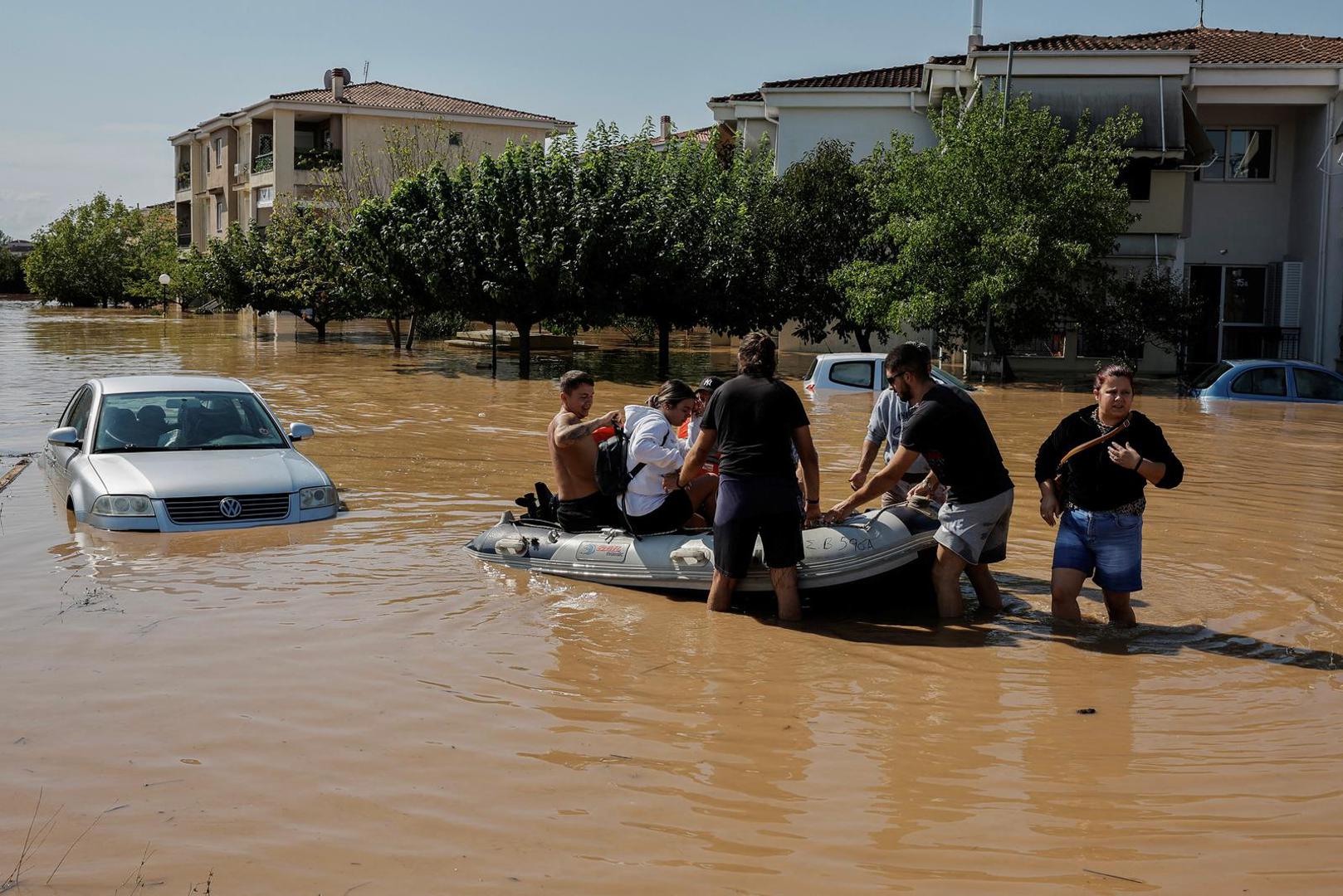 Locals flee a flooded area on a rubber boat, as the levels of Pineios river have risen overnight, in the aftermath of Storm Daniel, in Larissa, Greece, September 9, 2023. REUTERS/Louisa Gouliamaki Photo: LOUISA GOULIAMAKI/REUTERS