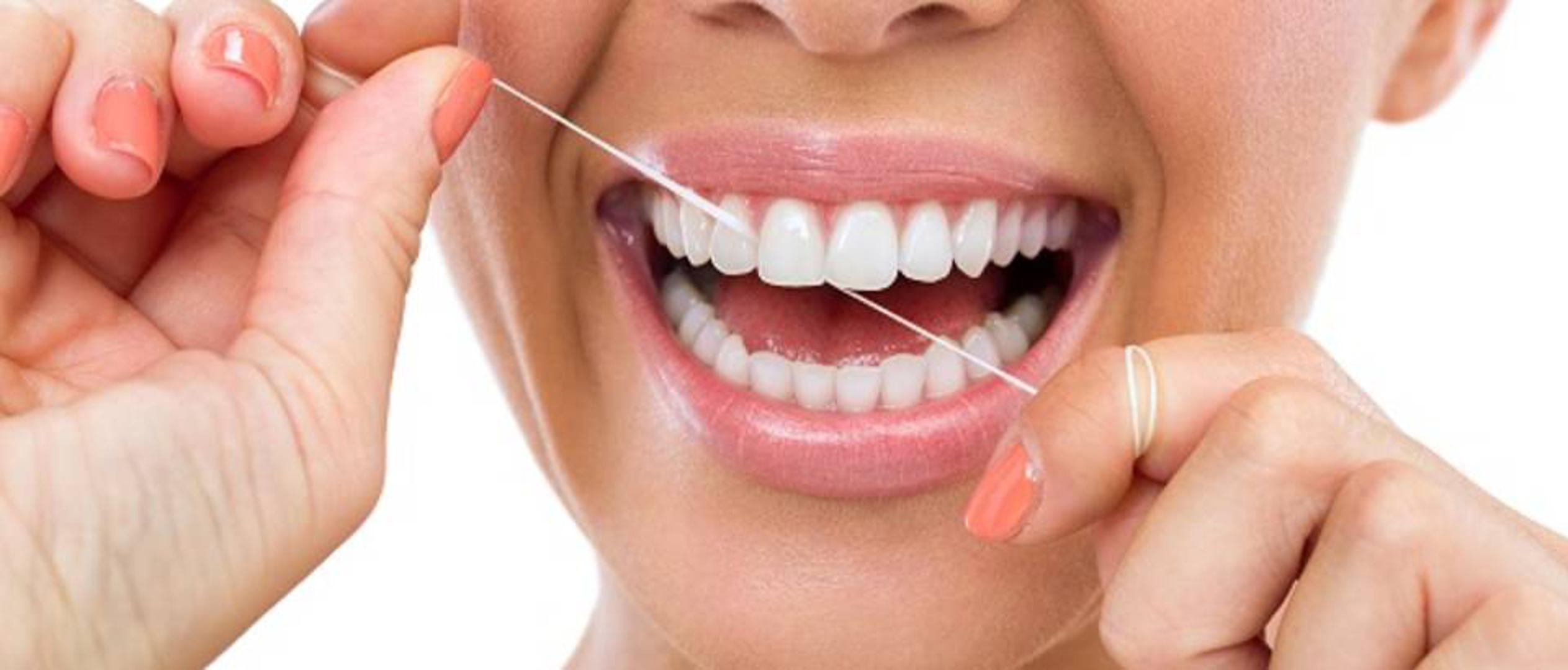 Stomatolozi savjetuju kako je najbolje zube oprati odmah nakon buđenja, odnosno prije konzumiranja doručka. Na taj ćete se način riješiti naslaga koje utječu na stvaranje plaka i bakterija. Ako planirate zube oprati nakon doručka, tada je poželjno da imate na umu kako biste svakako trebali pričekati najmanje 40 minuta nakon jela da operete zube.