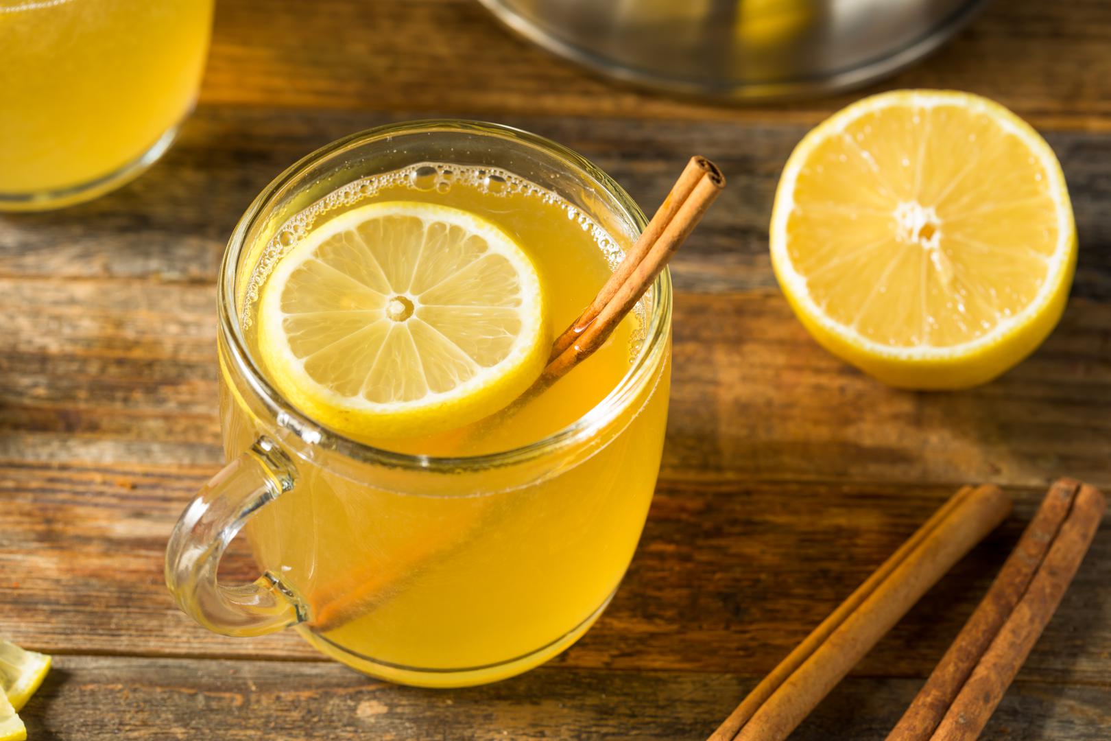 2. Hot Toddy: Hot Toddy je topao napitak koji se tradicionalno priprema od alkohola (najčešće viskija, ruma ili brendija), vruće vode, šećera ili meda i začina poput cimeta, klinčića i limuna. Ima li boljeg piće za hladan dan od viskija s medom i limunom? Možete se zabaviti igrajući se s ovim klasičnim receptom: koristite rum, burbon ili konjak umjesto škotskog viskija i isprobajte različite zaslađivače ili začine. Potrebno je: 50 mililitara vruće vode, 1 žlica meda, 50 mililitara škotskog viskija, 25 mililitara svježe iscijeđenog soka od limuna i 1 prstohvat Angostura bittersa. Ulijte vruću vodu u vrč, dodajte med i miješajte dok se ne otopi. U čašu za hot toddy (ili šalicu) stavite viski, sok od limuna i Angostura bitters. Prelijte smjesu viskija vrućom vodom s medom i lagano promiješajte. Ukrasite piće zavojem od limuna i poslužite vruće.
