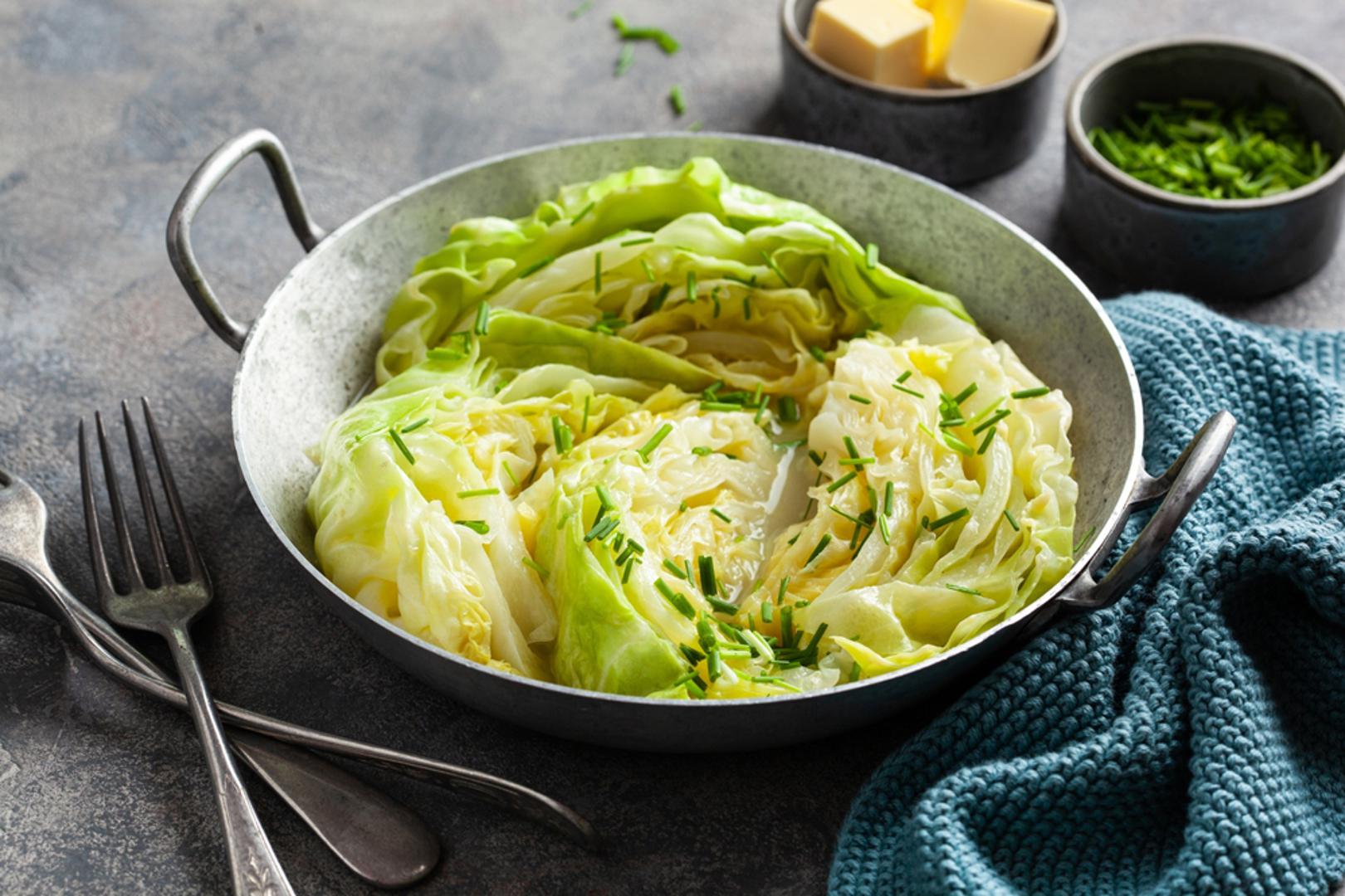 Sirove kupusnjače (brokula, cvjetača, kupus): Iako nutritivno vrijedne, sirove mogu biti teške za prazan želudac zbog vlakana i sumpornih spojeva koji potiču plinove. U jutarnjem 'praznom hodu' probava se sporije kreće, pa neugoda i nadutost lakše nastaju. Bolja ideja je kratko blanširati ili sotirati i jesti uz jaja ili ih preseliti u vrijeme ručka.