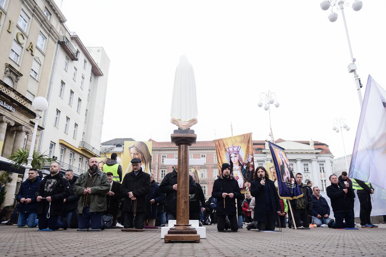 Zagreb: Prosvjednici na Trgu bukom pokušali ometati molitelje krunice