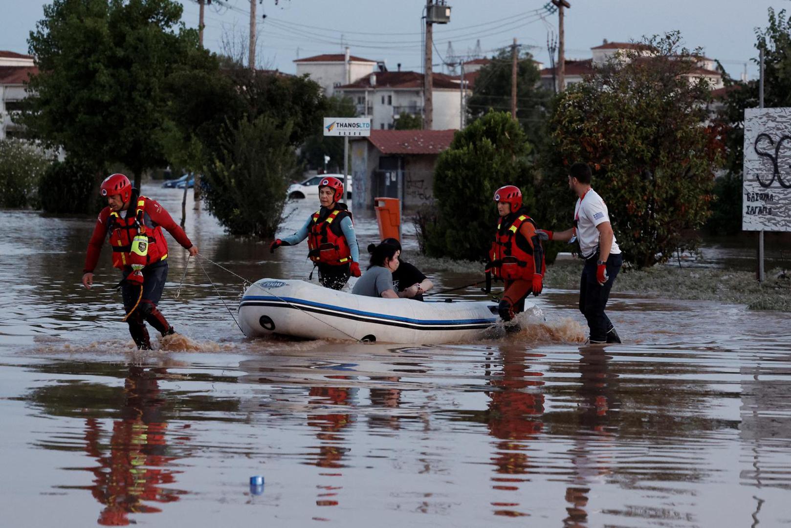 Rescuers transfer residents to safety, as Pinios river over floods residential areas, in Larissa, Greece, September 8, 2023. REUTERS/Louisa Gouliamaki Photo: LOUISA GOULIAMAKI/REUTERS