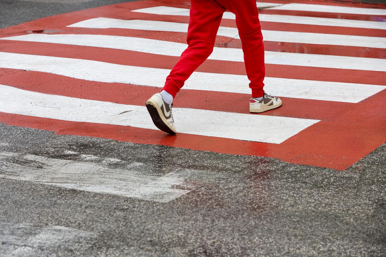 Zagreb: Ispred škole na Sv. Duhu nedovršena zebra prvog dana škole 