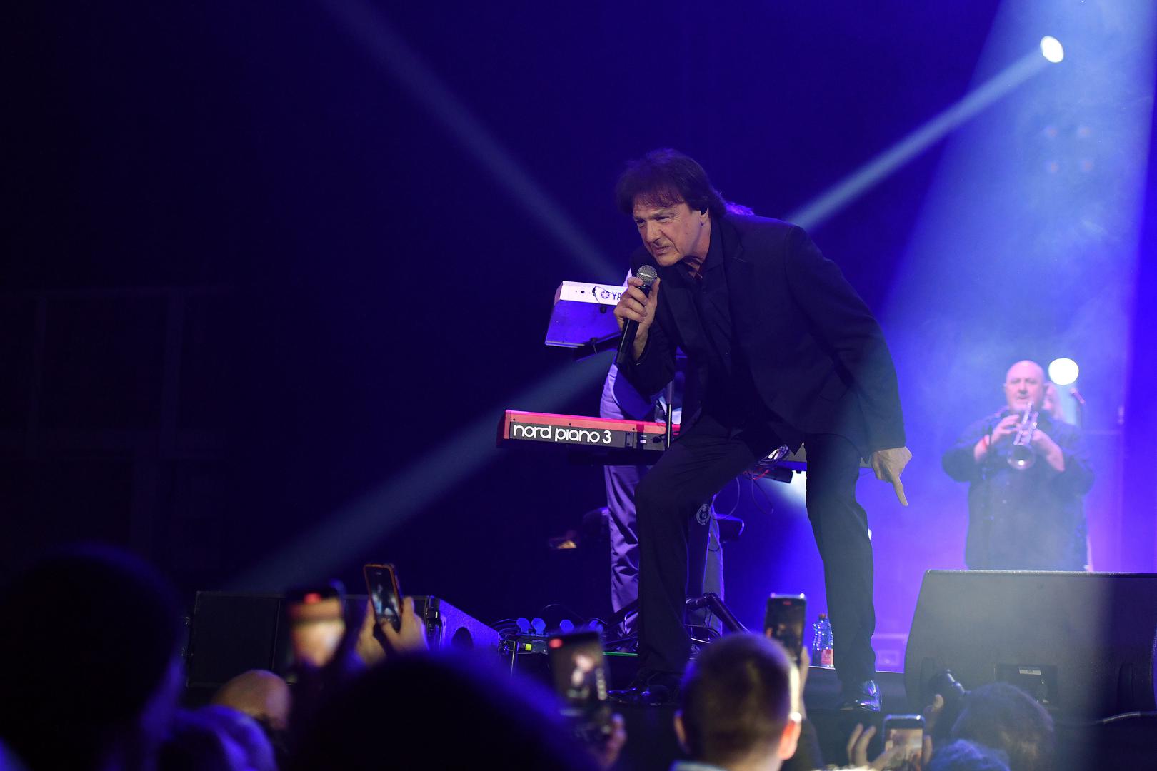 No, jedna je to samo od brojnih laskavih titula koje se Čoliću pripisuju tijekom respektabilne karijere. Naime, oduvijek ga prati i glas najvećeg džentlmena među glazbenicima u regiji, što ne čudi s obzirom da je Čolić poznat kao veliki poštovatelj žena, kako na sceni i kroz pjesme, tako i u privatnom životu.