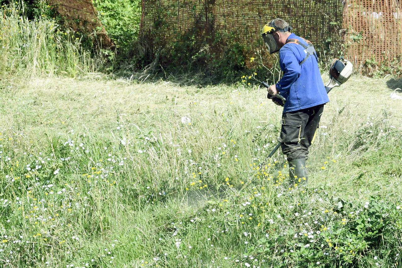 Sisak: Košnja trave na obali Kupe