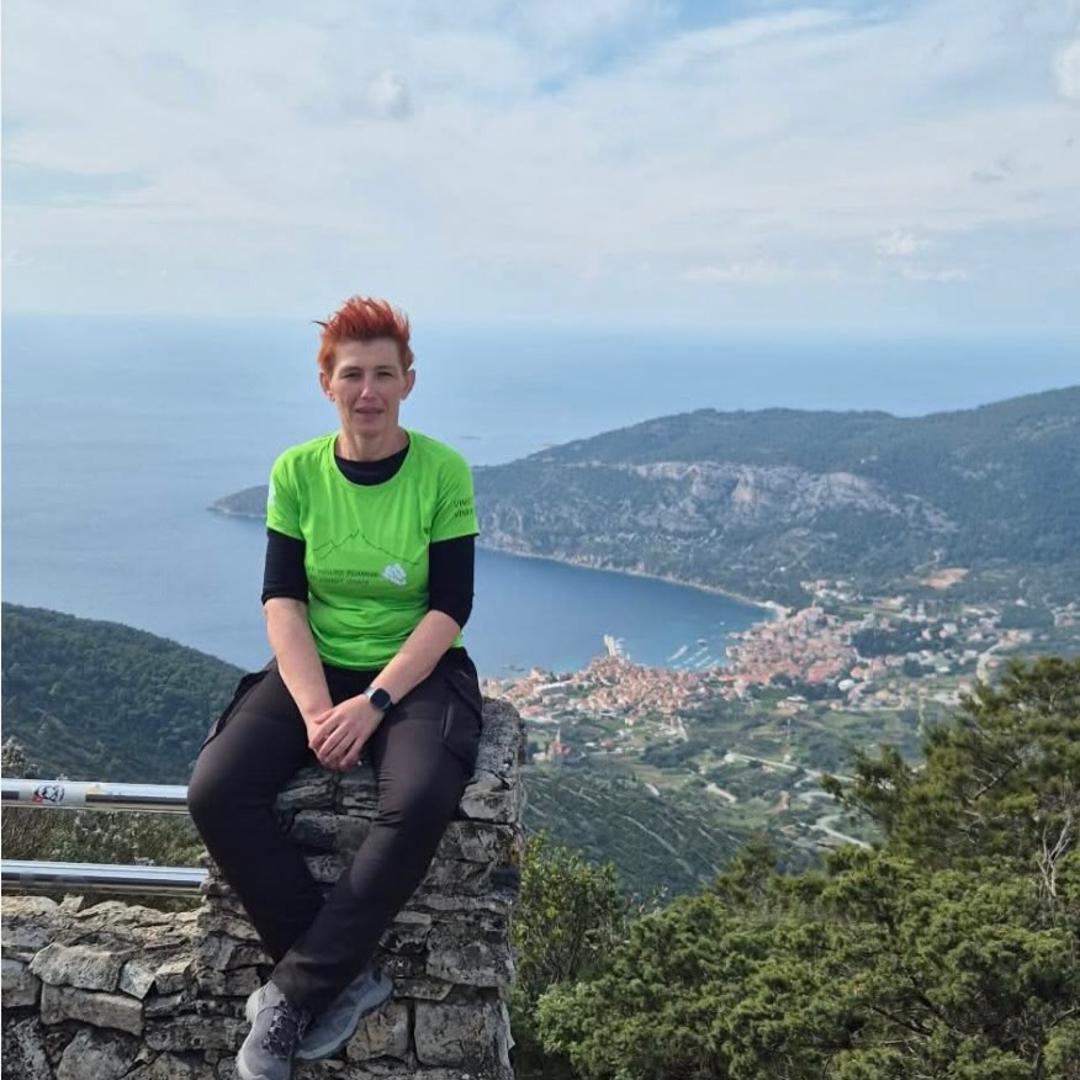 U samo dva dana uspjela je osvojiti čak dva vrha. Riječ je o usponu na Biokovo, gdje je dosegla vrh sv. Rok na 1062 metra nadmorske visine, kao i o usponu na najviši vrh otoka Visa, Hum, koji se nalazi na 587 metara. 