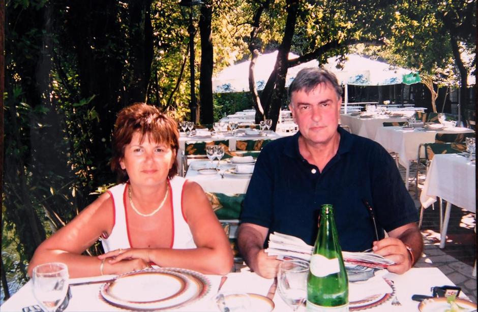 Suprugu Anu upoznao sam prije 30 godina u Sarajevu, bila je mlada novinarka Radio Sarajeva i intervjuirala me
