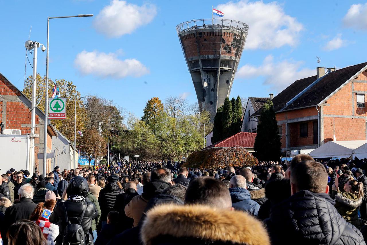 Nekoliko desetaka tisuća ljudi u tužnoj Kolona sjećanja u Vukovaru