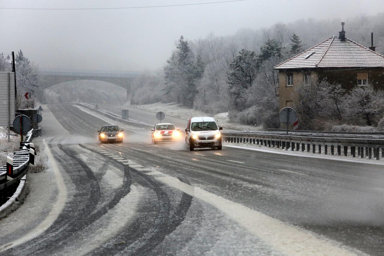 Snijeg koji pada u okolici Rijeke usporava promet na autocesti Rijeka-Zagreb