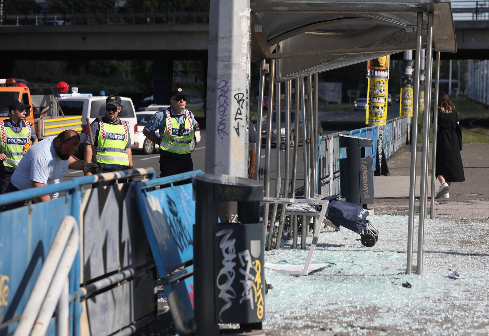 11.06.2022.,Zagreb - Vise ljudi ozlijedjno je u teskoj nesreci na Aveniji Marina Drzica .Vozac je automobilom pokupio tramvajsku stanicu na kojoj je bilo pjesaka Photo: Emica Elvedji/PIXSELL