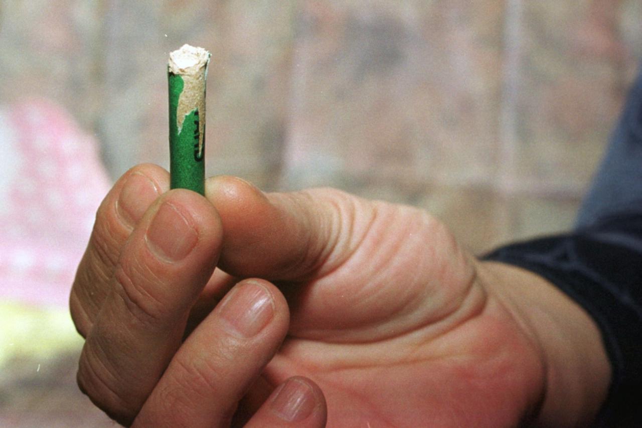 'gradska..zgb....23.11.2000. z.k. pokazuje mjesto na kojem je pala petarda i zapalila deku snimio  andrej kreutz'