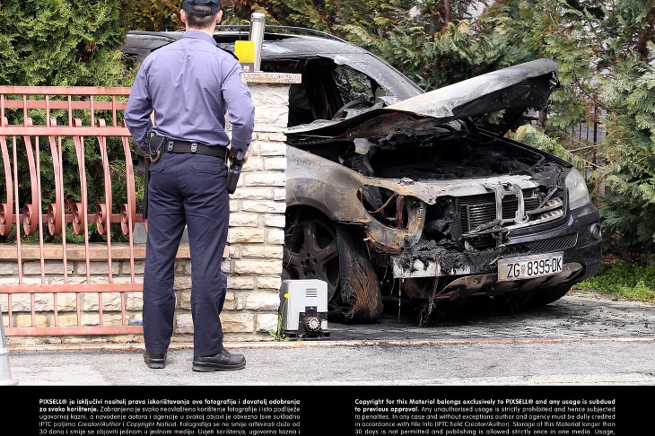 '22.04.2013., Zagreb - Nocas se zapalio automobil u dvoristu kuce u Mitnickoj ulici, u vlasnistvu Mire Calusica, optuzenog za lihvarenje desetaka gradjana koji se trenutacno nalazi u pritvoru.  Photo: